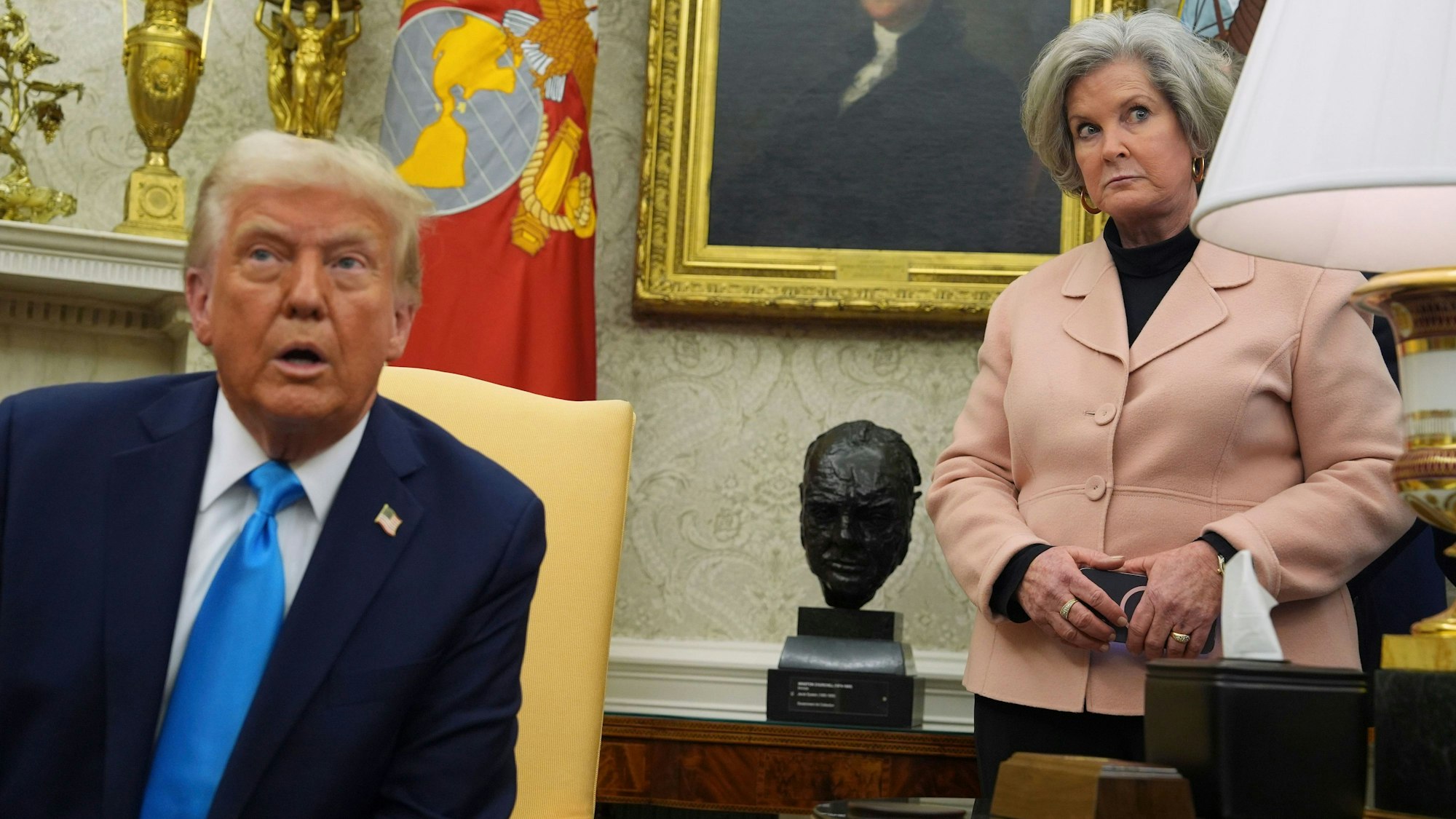 Die Stabschefin des Weißen Hauses, Susie Wiles, hört zu, während US-Präsident Donald Trump im Oval Office des Weißen Hauses spricht.