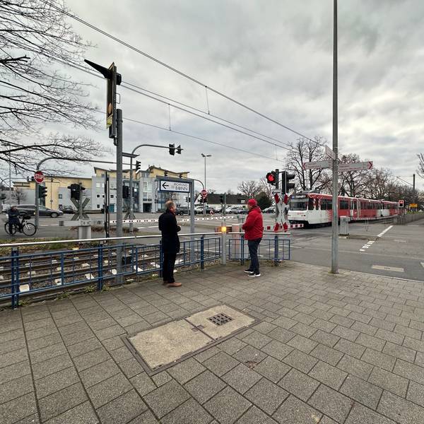 Haltestelle Sankt Augustin Kloster der Linie 66, die SPD-Ratsmitglieder Michael Richter (l.) und Sascha Bäsch beim Ortstermin.
