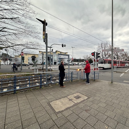 Haltestelle Sankt Augustin Kloster der Linie 66, die SPD-Ratsmitglieder Michael Richter (l.) und Sascha Bäsch beim Ortstermin.