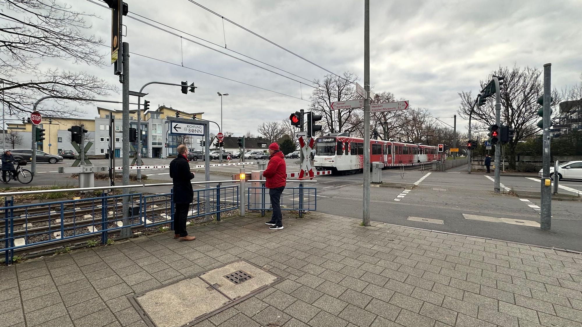 Haltestelle Sankt Augustin Kloster der Linie 66, die SPD-Ratsmitglieder Michael Richter (l.) und Sascha Bäsch beim Ortstermin.