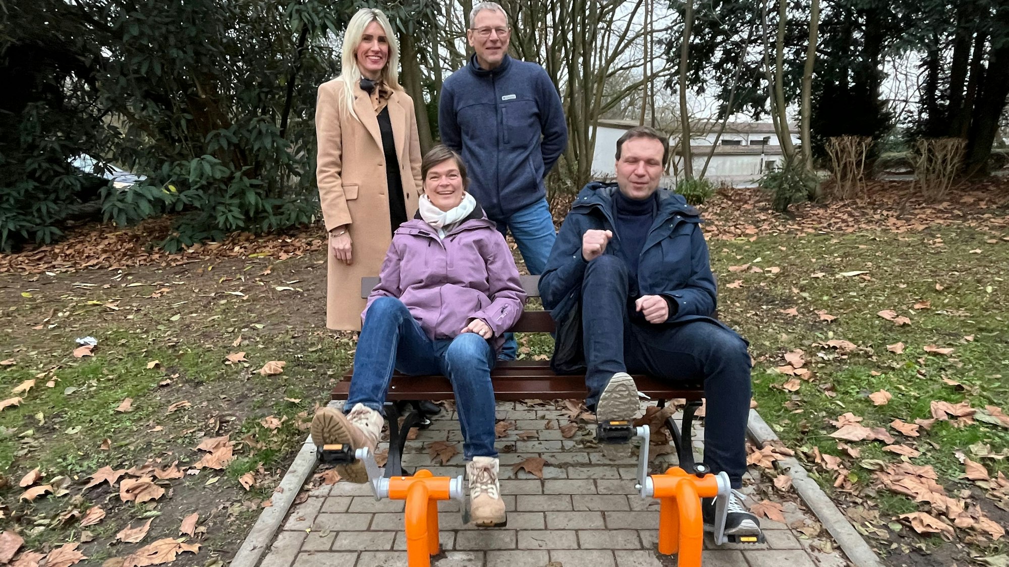 Silke Thyssen und Alexander Lünenbach treten in die Pedale, Anika Hagt und Wulf Riedel feuern an.