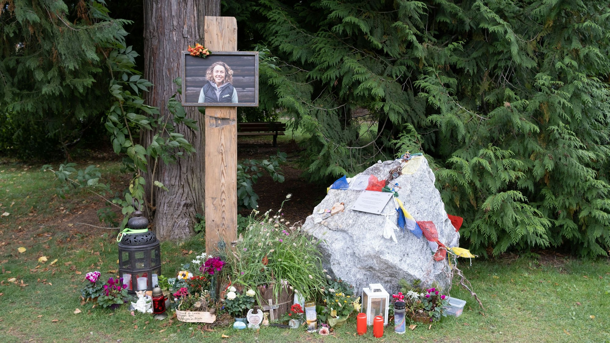 Denkmal für Laura Dahlmeier mit Bild, Stein und Blumen