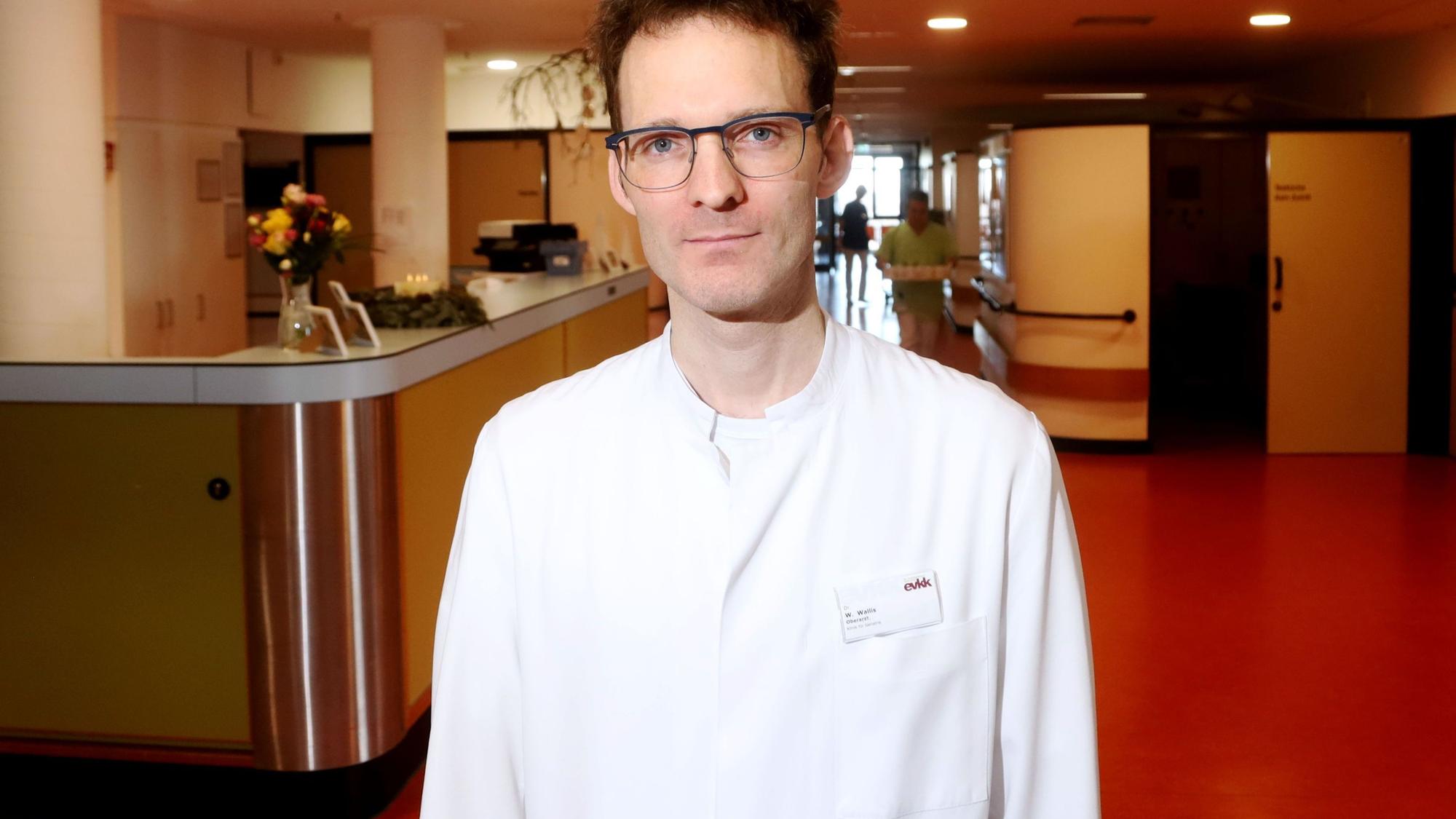 16.12.2024, Köln: Oberarzt Wolf Wallis in der Station. Stürze im Alter verhindern. Wie kann das gelingen? Ein Besuch im Evangelisches Krankenhaus Kalk.
