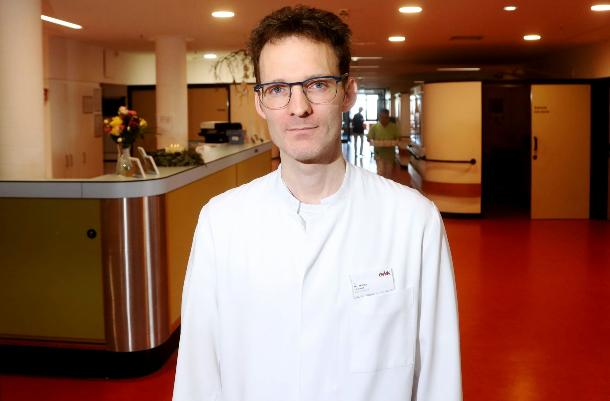 16.12.2024, Köln: Oberarzt Wolf Wallis in der Station. Stürze im Alter verhindern. Wie kann das gelingen? Ein Besuch im Evangelisches Krankenhaus Kalk.