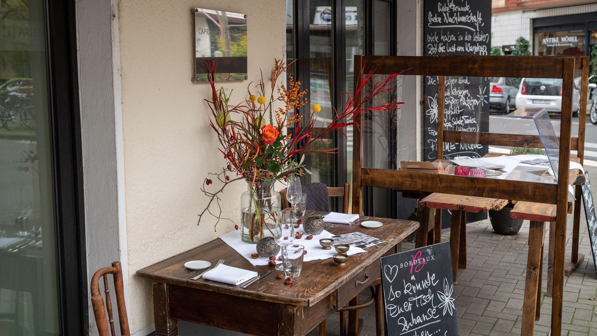 Ein Blickfang schon von außen ist das Restaurant Capricorn i Aries in der Südstadt mit alten Holztischen und schönen Blumen. (Archivbild)