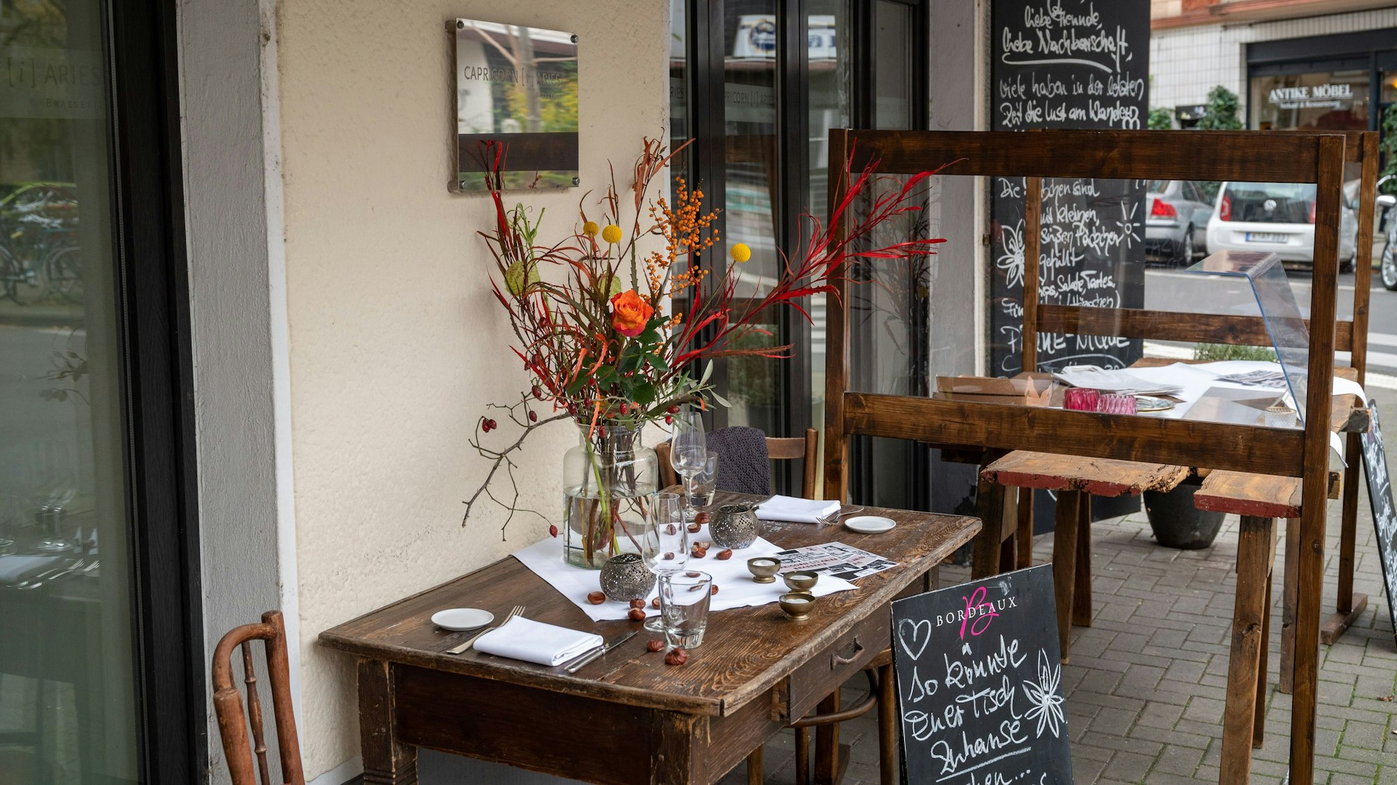 Ein Blickfang schon von außen ist das Restaurant Capricorn i Aries in der Südstadt mit alten Holztischen und schönen Blumen. (Archivbild)
