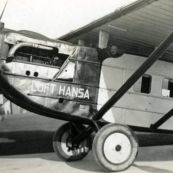Oberbürgermeister Konrad Adenauer auf dem Butzweilerhof im Cockpit eines Flugzeugs