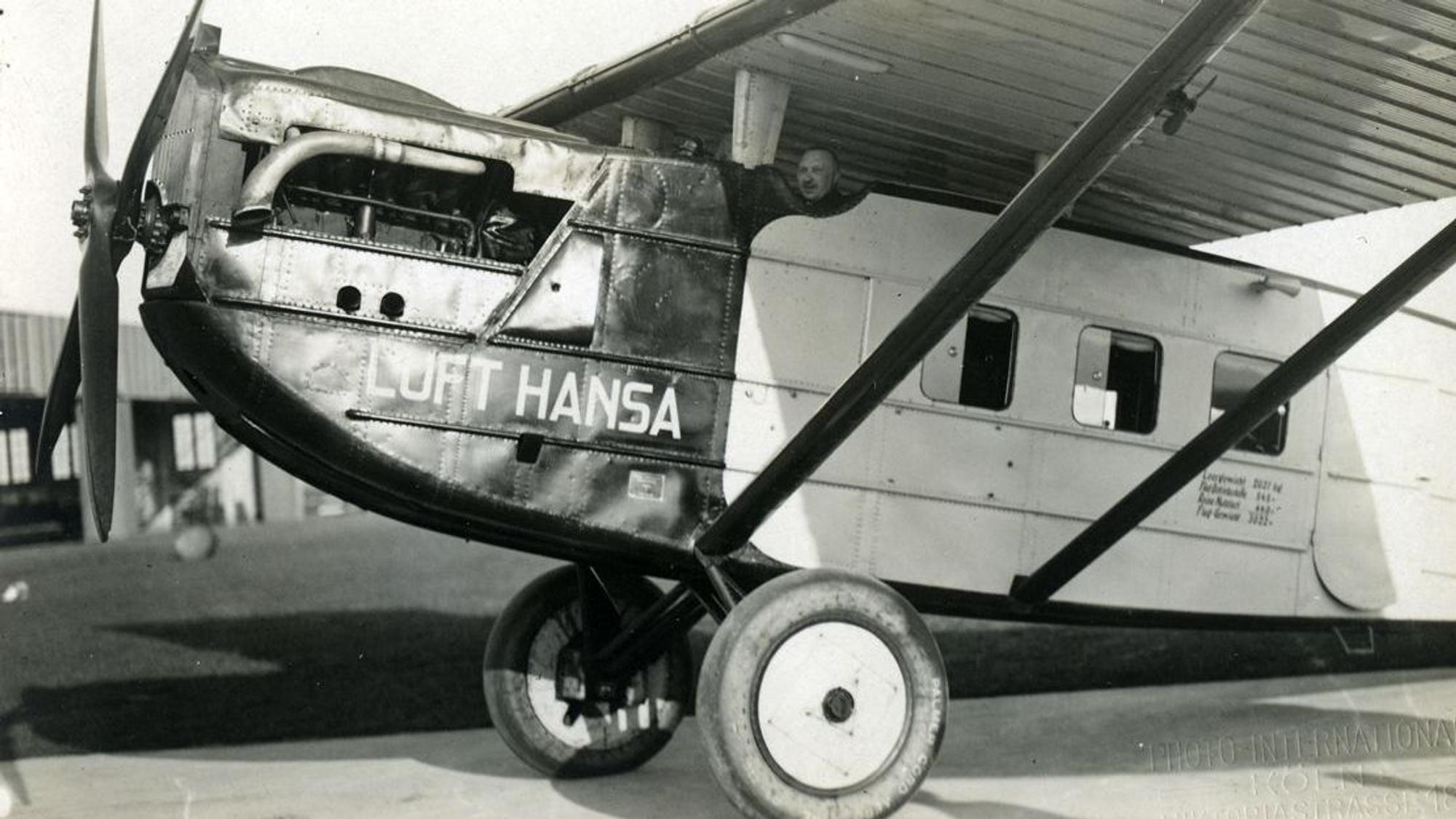 Oberbürgermeister Konrad Adenauer auf dem Butzweilerhof im Cockpit eines Flugzeugs