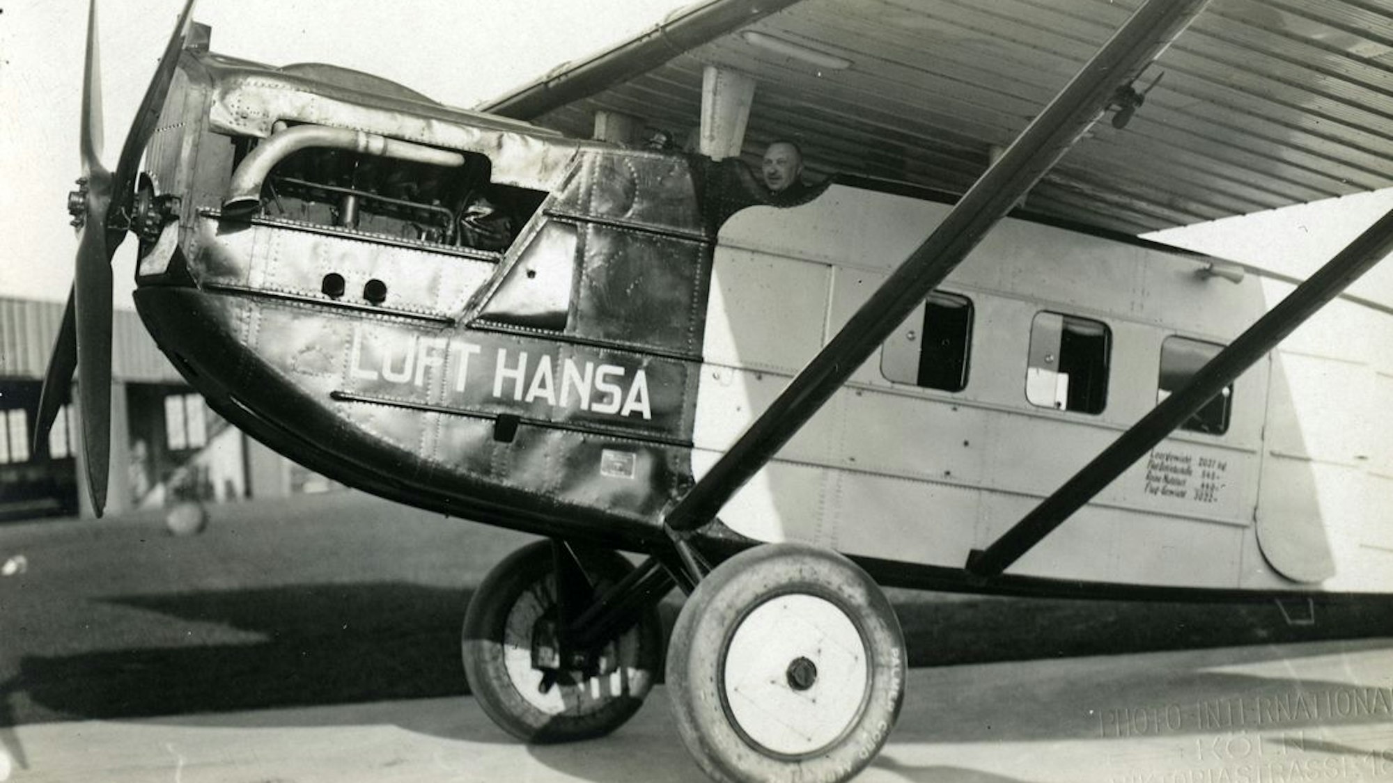 Oberbürgermeister Konrad Adenauer auf dem Butzweilerhof im Cockpit eines Flugzeugs
