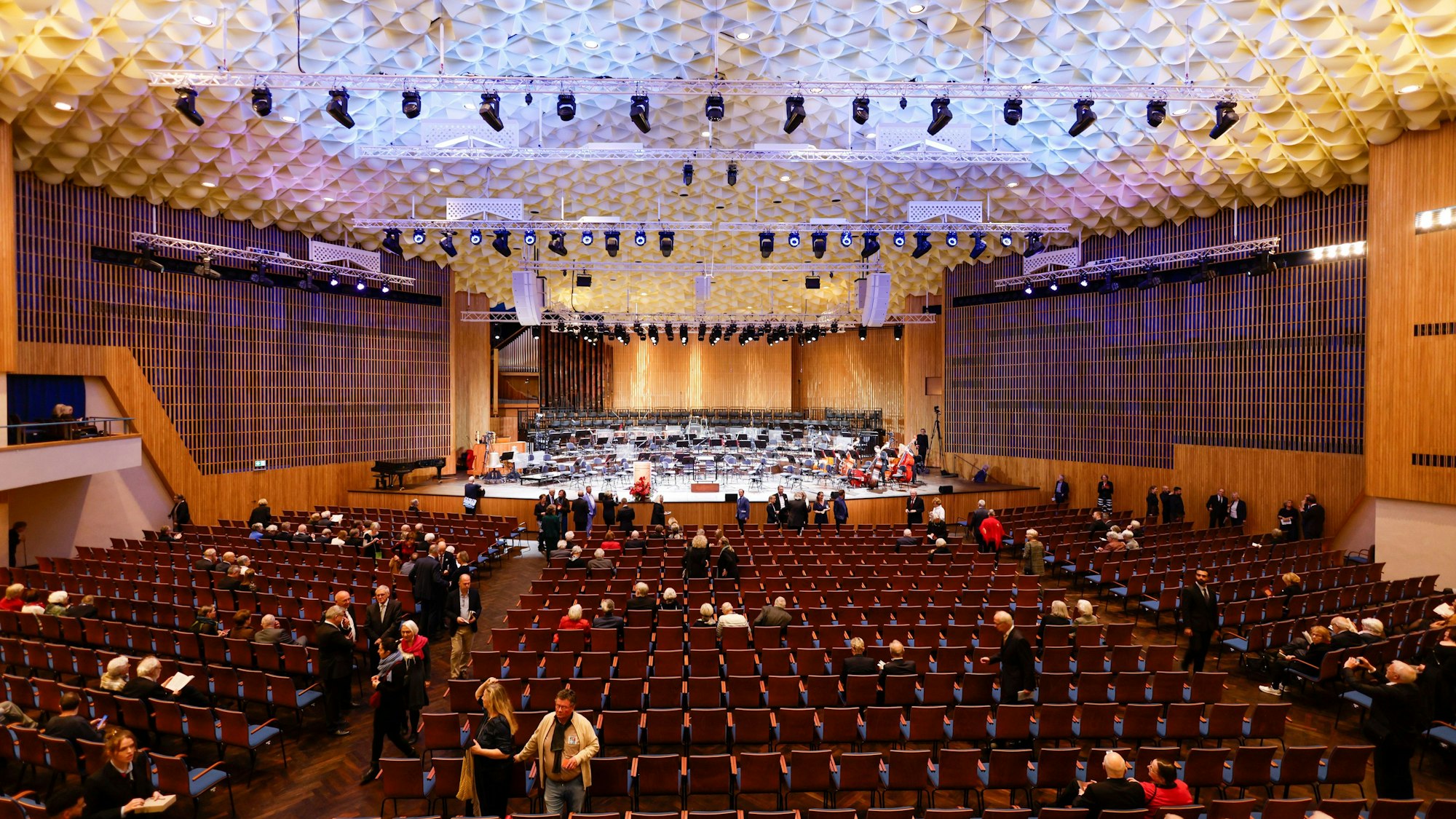 16.12.2025, Nordrhein-Westfalen, Bonn: Blick in die wiedereröffnete Beethovenhalle Bonn vor der Veranstaltung.
