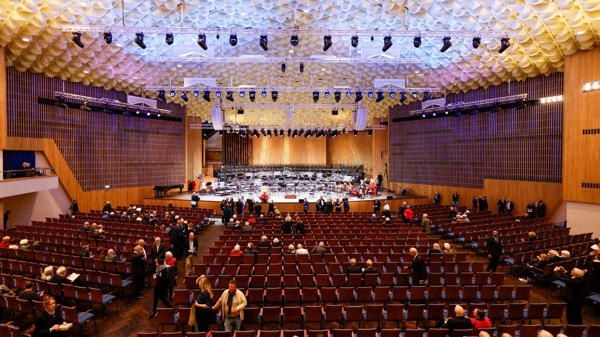 Blick in die wiedereröffnete Beethovenhalle Bonn vor der Veranstaltung.
