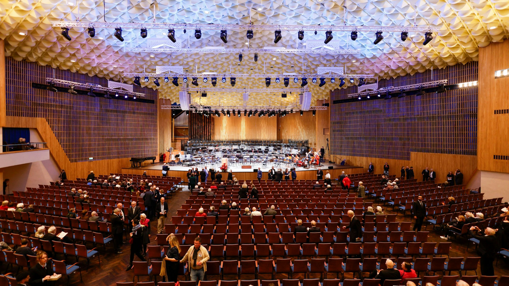 Blick in die wiedereröffnete Beethovenhalle Bonn vor der Veranstaltung.