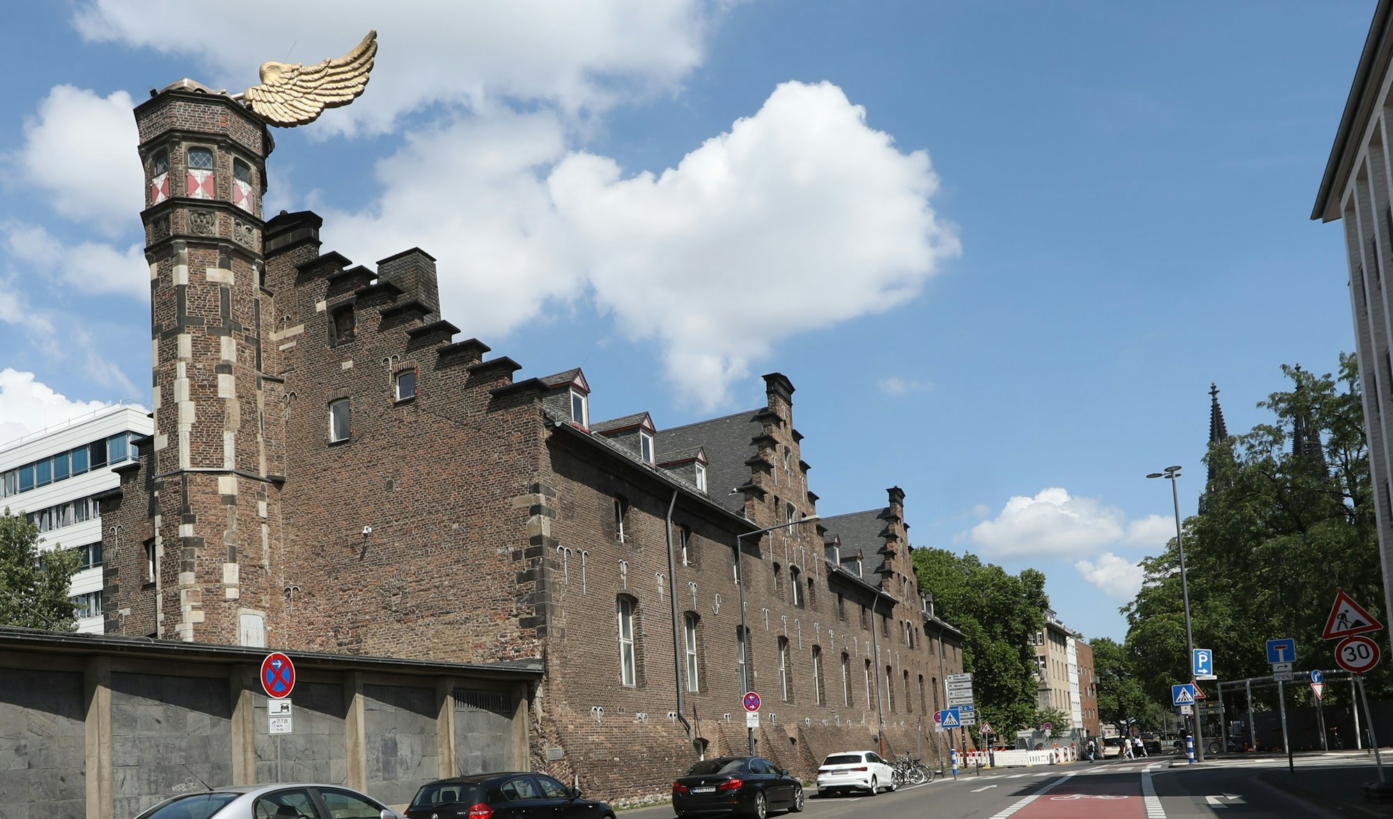 25.07.2025, Köln: Die rot-weißen Fensterläden am Zeughaus, in der Fachsprache Schlagläden genannt, wurden seit Montag abgenommen, weil sie marode sind. Das Gebäude zeigt sich jetzt ohne die Fensterläden. Foto: Arton Krasniqi