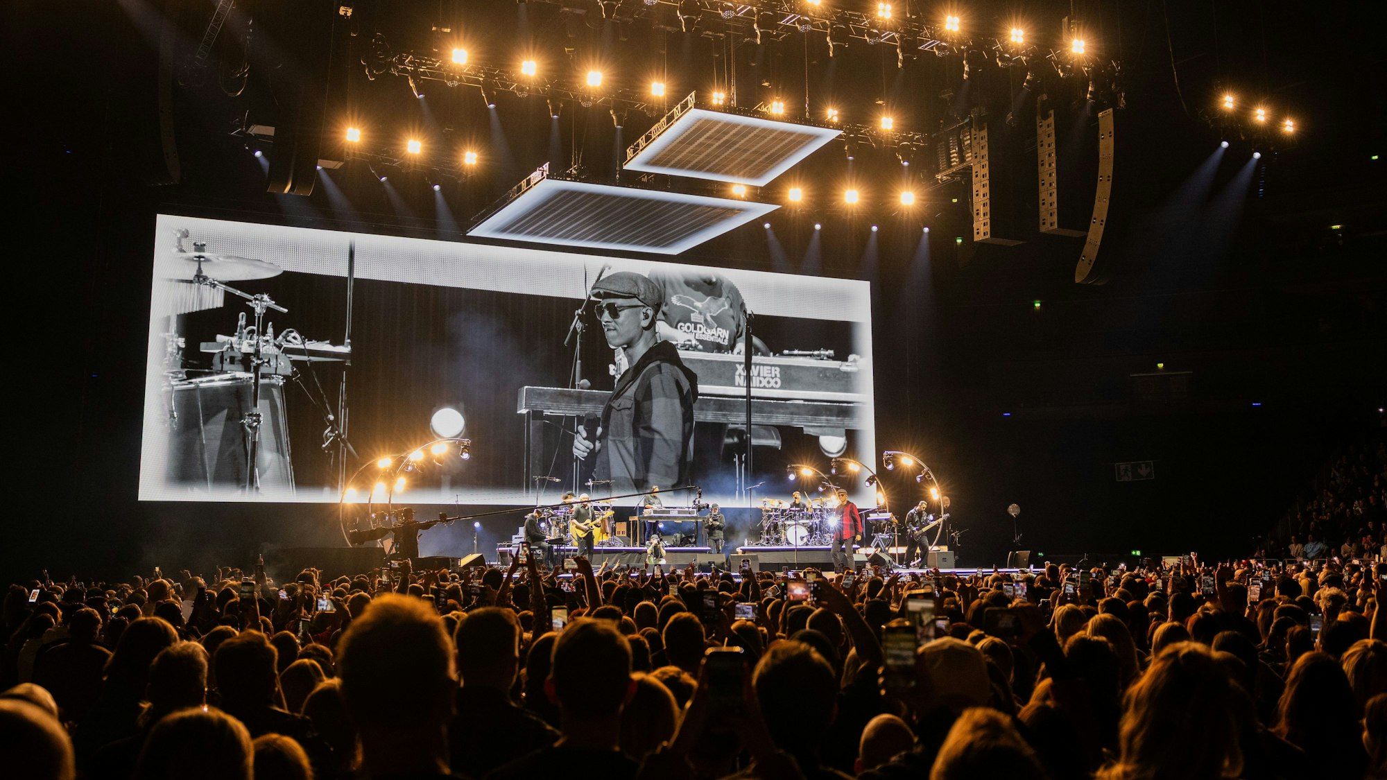 16.12.2025, Nordrhein-Westfalen, Köln: Sänger Xavier Naidoo steht beim Auftakt seiner Tour "Bei meiner Seele" auf der Bühne in der ausverkauften Lanxess-Arena. Naidoo geht bei seinem Comeback nach sechs Jahren Pause wieder auf Tour.