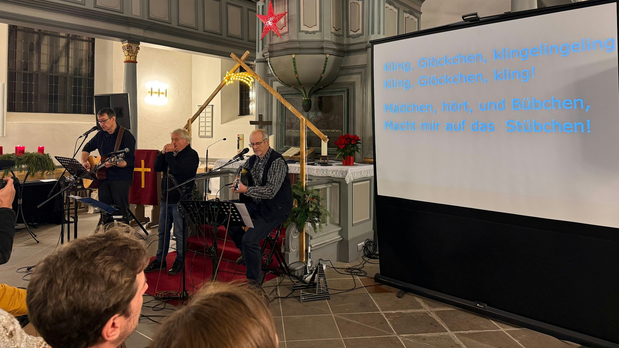 Jan Drüke (M.) wurde beim Weihnachtssingen in der Evangelischen Kirche Witzhelden von Michael Dunkel (Gesang, Gitarre) und Ulli Gonschiorek (Mundharmonika) begleitet.