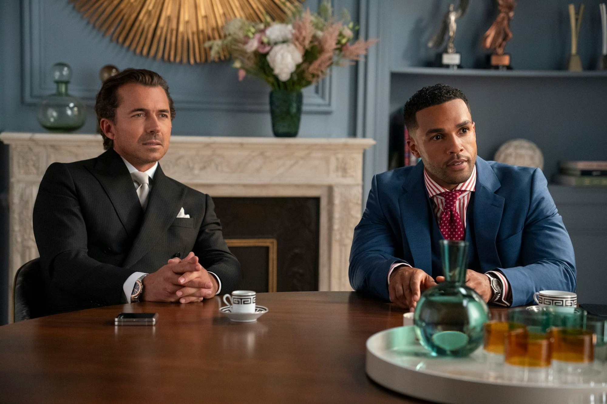 Wird es Antoine (William Abadie, links) und Emilys Ex-Freund Alfie (Lucien Laviscount) ebenfalls nach Italien verschlagen? (Bild: CAROLINE DUBOIS/NETFLIX)