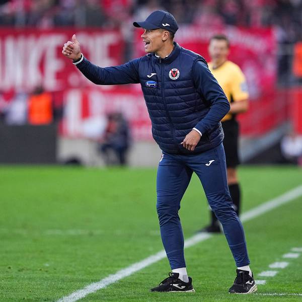 18.10.2025, xydrx, Fußball, 3.Liga, Rot-Weiss Essen - FC Viktoria Köln, Saison 2025 2026, Stadion an der Hafenstraße: Kevin Rauhut Torwart Trainer FC Viktoria Köln gestkulierend DFB regulations prohibit any use of photographs as image sequences and or quasi-video. Nordrhein-Westfahlen Deutschland *** 18 10 2025, xydrx, Fußball, 3 Liga, Rot Weiss Essen FC Viktoria Köln, Saison 2025 2026, Stadion an der Hafenstraße Kevin Rauhut Torwart Trainer FC Viktoria Köln gestkulierend DFB regulations prohibit any use of photographs as image sequences and or quasi video Nordrhein Westfahlen Germany