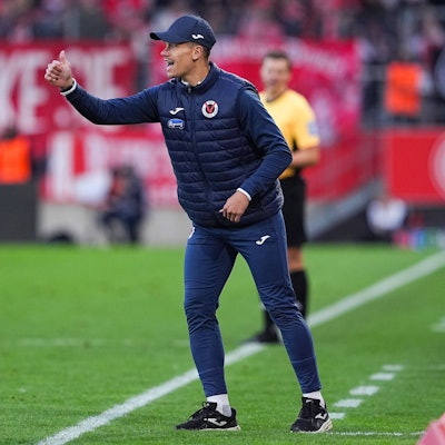 18.10.2025, xydrx, Fußball, 3.Liga, Rot-Weiss Essen - FC Viktoria Köln, Saison 2025 2026, Stadion an der Hafenstraße: Kevin Rauhut Torwart Trainer FC Viktoria Köln gestkulierend DFB regulations prohibit any use of photographs as image sequences and or quasi-video. Nordrhein-Westfahlen Deutschland *** 18 10 2025, xydrx, Fußball, 3 Liga, Rot Weiss Essen FC Viktoria Köln, Saison 2025 2026, Stadion an der Hafenstraße Kevin Rauhut Torwart Trainer FC Viktoria Köln gestkulierend DFB regulations prohibit any use of photographs as image sequences and or quasi video Nordrhein Westfahlen Germany