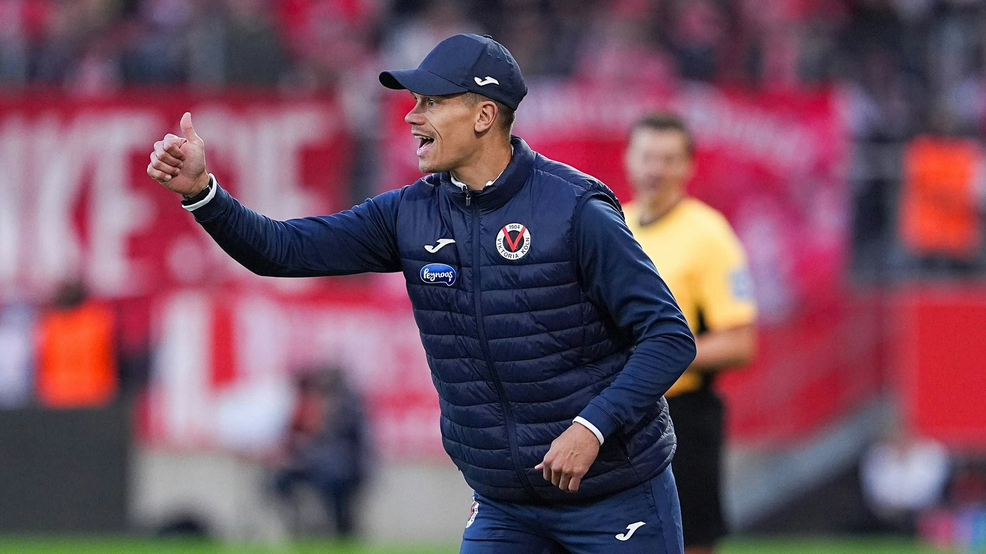 18.10.2025, xydrx, Fußball, 3.Liga, Rot-Weiss Essen - FC Viktoria Köln, Saison 2025 2026, Stadion an der Hafenstraße: Kevin Rauhut Torwart Trainer FC Viktoria Köln gestkulierend DFB regulations prohibit any use of photographs as image sequences and or quasi-video. Nordrhein-Westfahlen Deutschland *** 18 10 2025, xydrx, Fußball, 3 Liga, Rot Weiss Essen FC Viktoria Köln, Saison 2025 2026, Stadion an der Hafenstraße Kevin Rauhut Torwart Trainer FC Viktoria Köln gestkulierend DFB regulations prohibit any use of photographs as image sequences and or quasi video Nordrhein Westfahlen Germany