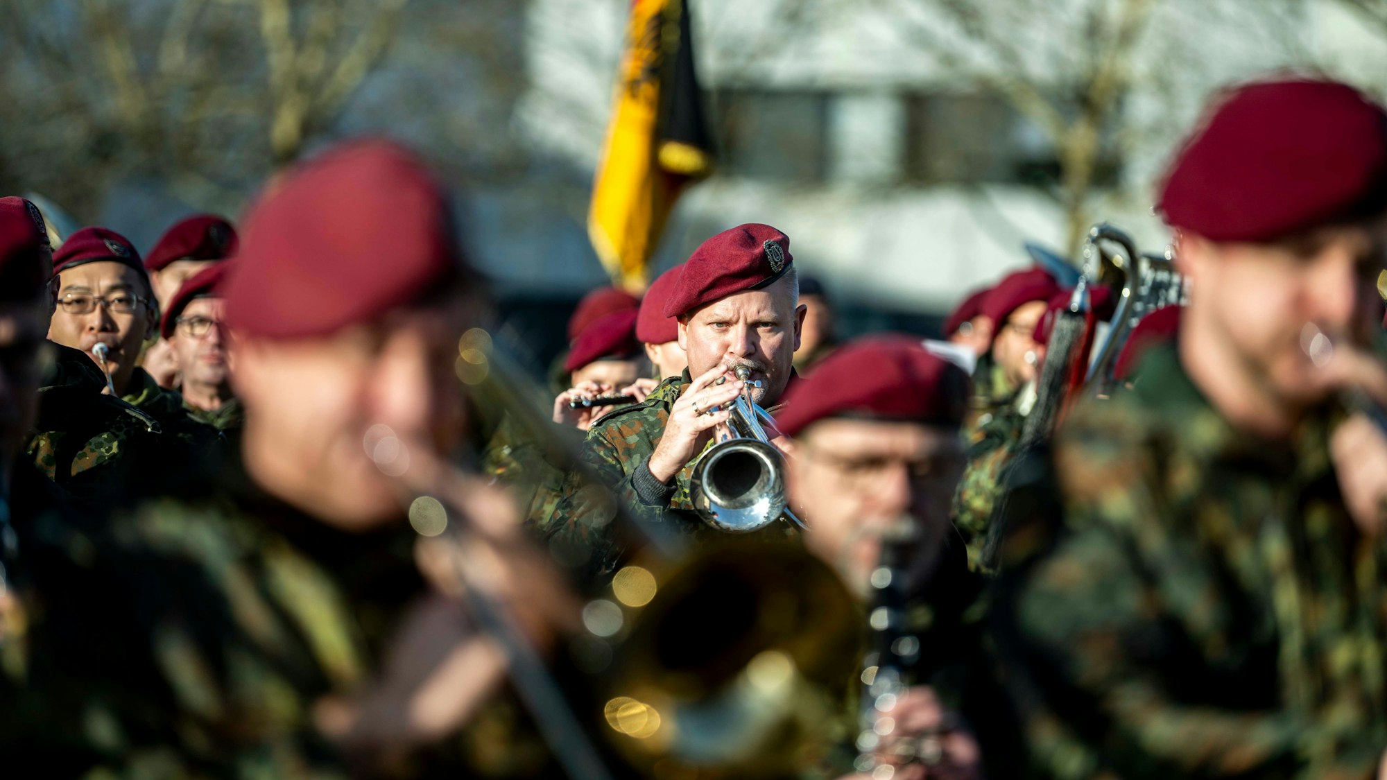 Musiker des Heeresmusikkorps Koblenz spielen in der Kaserne in Euskirchen auf ihren Instrumenten.