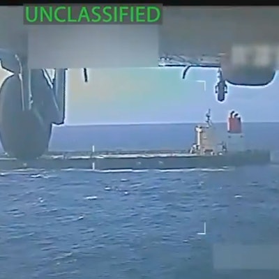 Dieses Bild aus einem Video, das auf dem X-Account von Generalstaatsanwältin Pam Bondi gepostet und von der Quelle teilweise unkenntlich gemacht wurde, zeigt einen Öltanker, der von den US-Streitkräften vor der Küste Venezuelas beschlagnahmt wird.