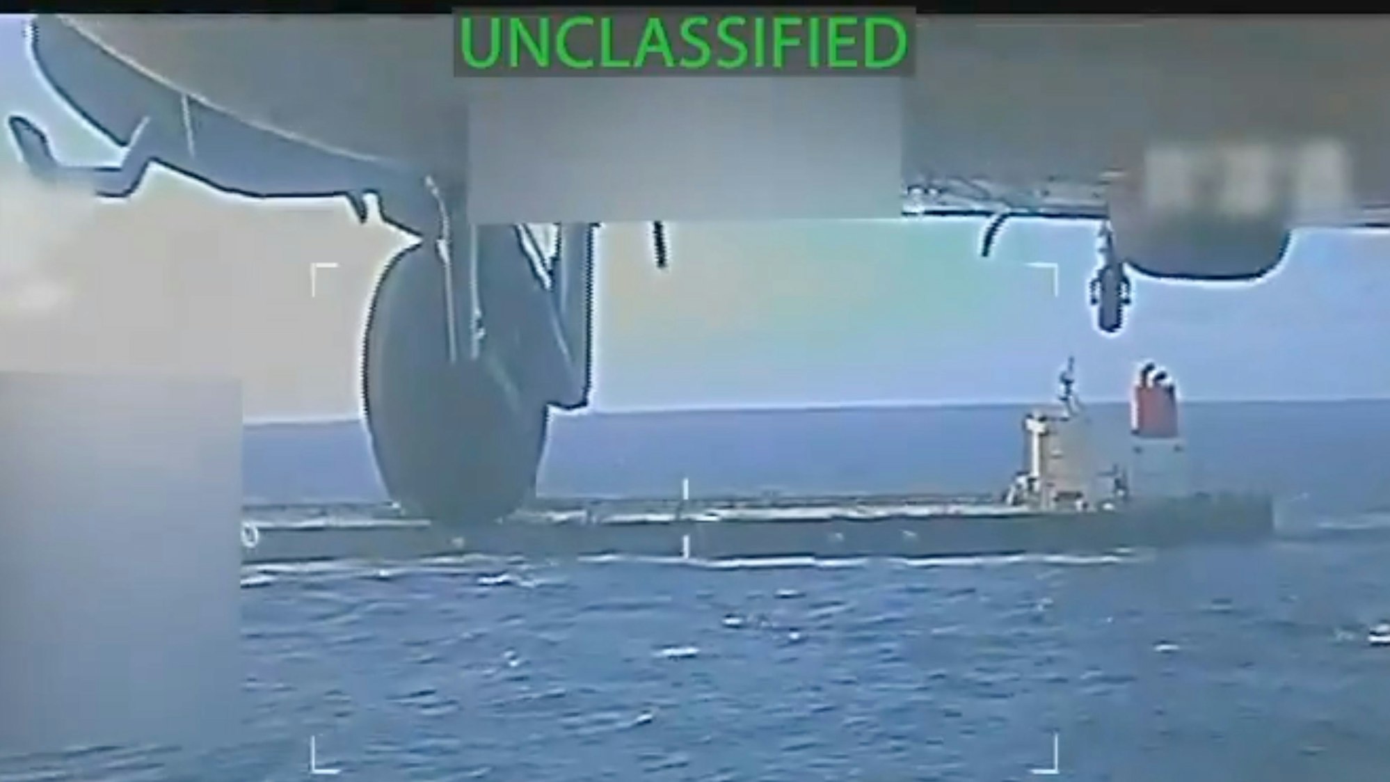 Dieses Bild aus einem Video, das auf dem X-Account von Generalstaatsanwältin Pam Bondi gepostet und von der Quelle teilweise unkenntlich gemacht wurde, zeigt einen Öltanker, der von den US-Streitkräften vor der Küste Venezuelas beschlagnahmt wird.