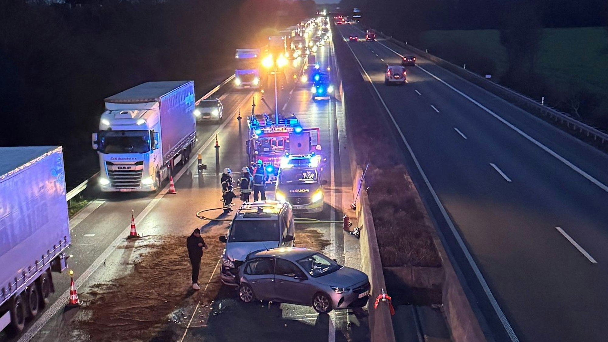 Das Bild zeigt die Autobahn 61 mit zwei verunfallten Autos.