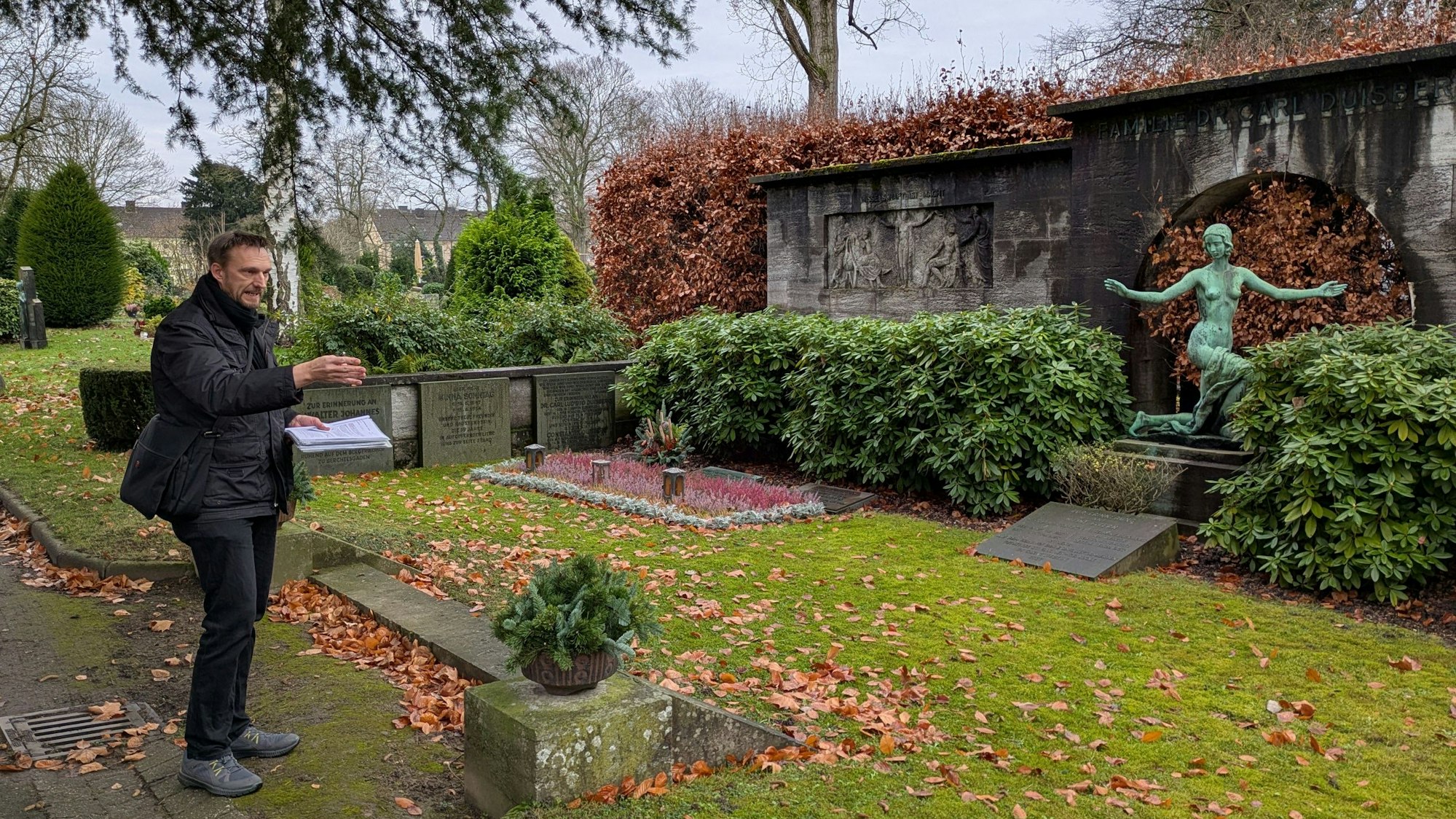 Friedhofsführer Ralph Junker vor dem Familiengrab der Duisbergs