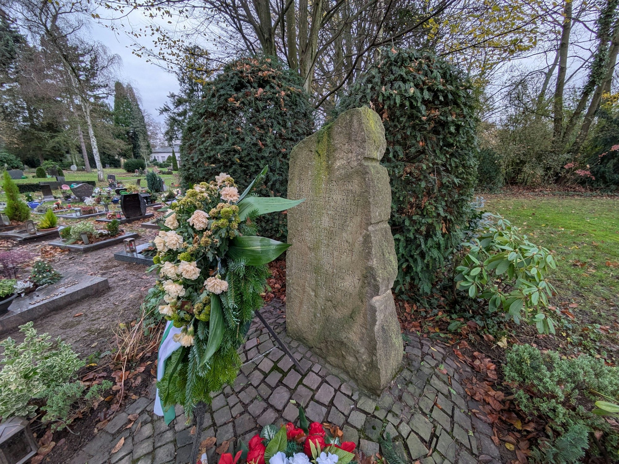 Der Gedenkstein für die auf dem Friedhof beerdigten Zwangsarbeiter aus der Nazizeit