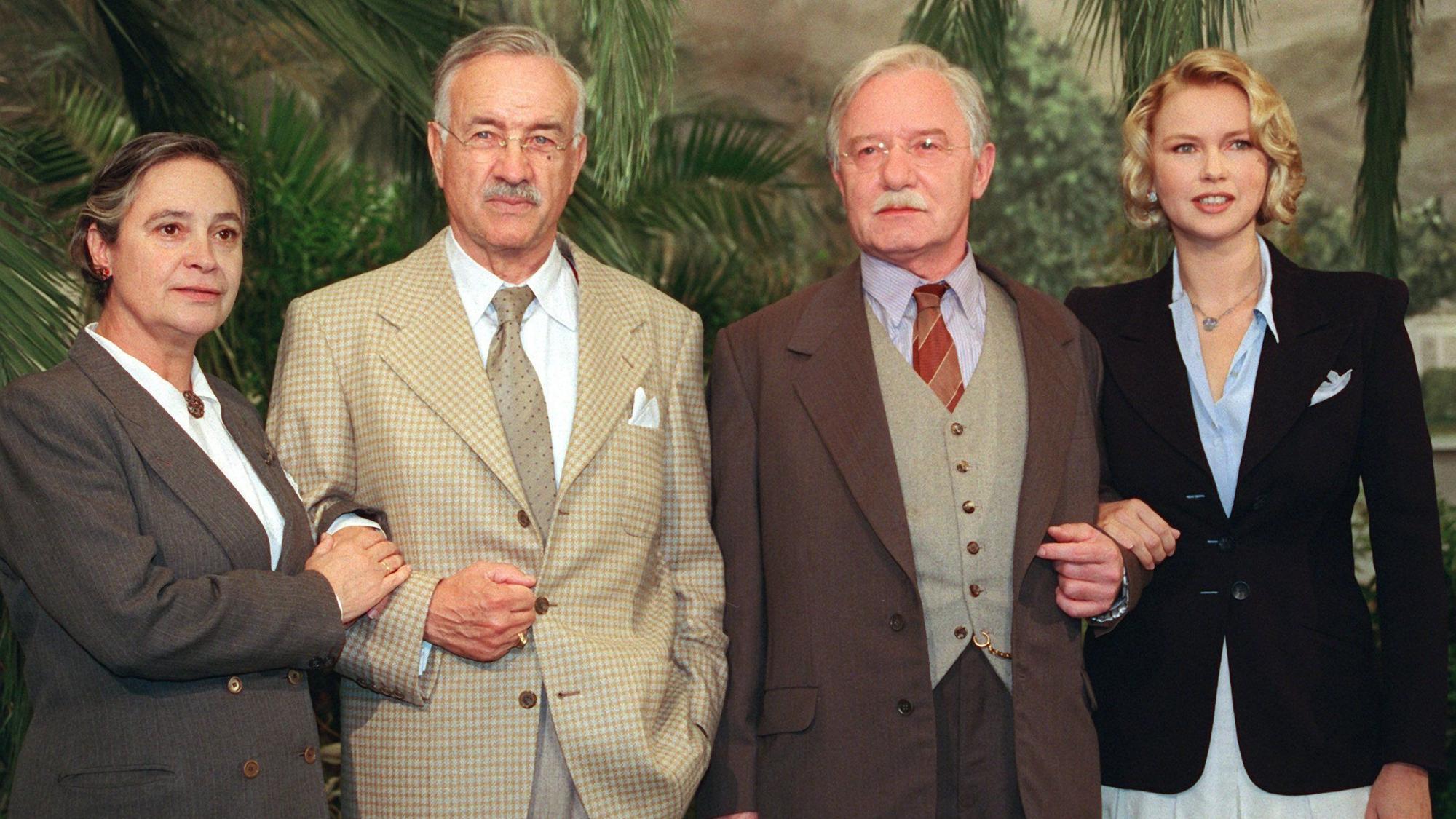 Armin Mueller-Stahl als Thomas Mann (2. v. l.) mit Monica Bleibtreu (Katia Mann), Jürgen Hentsch (Heinrich Mann) und Veronica Ferres (Nelly Kröger) in den WDR-Studios in Köln während der Dreharbeiten zum Fernsehfilm „Die Manns – Ein Jahrhundertroman“.