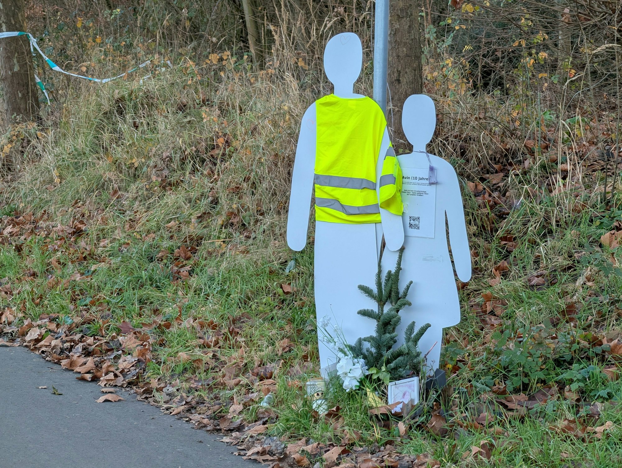 Das Foto zeigt die beiden lebensgroßen Figuren am Rand der Frechener Straße.