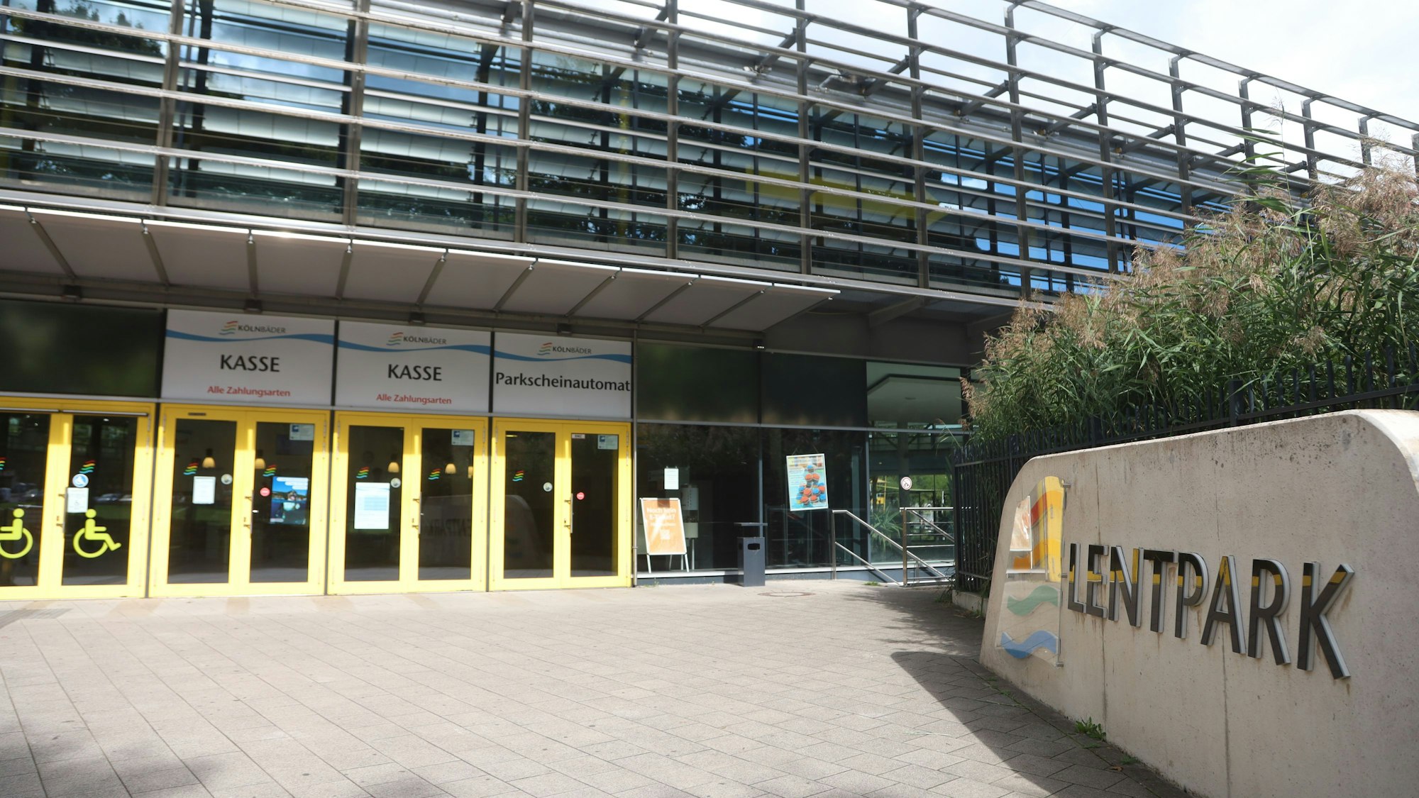 11.09.2025, Köln: Außenansicht Lentpark Schwimmbad Foto: Arton Krasniqi