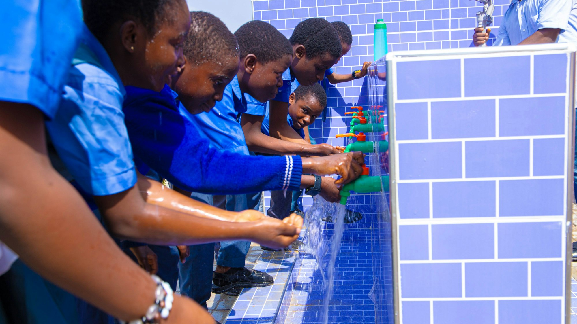 Die Schüler der Madonna International School haben nun freien Zugang zu Trinkwasser an ihrer Schule.