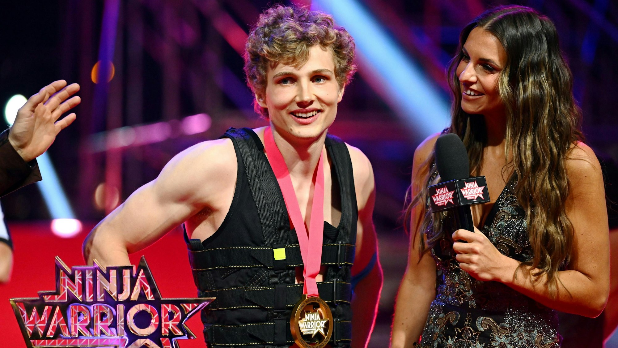 Philipp Göthert ist „Last Man Standing“ 2025. Moderatorin Laura Wontorra gratuliert ihm.