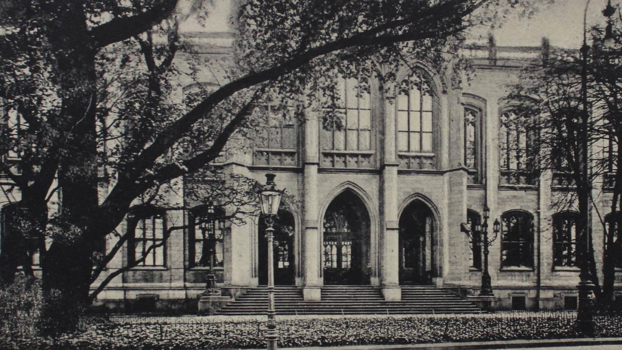 Wo heute das „Museum für Angewandte Kunst“ zu Hause ist, befand sich bis zum Zweiten Weltkrieg der erste Bau des Wallraf-Richartz-Museums.