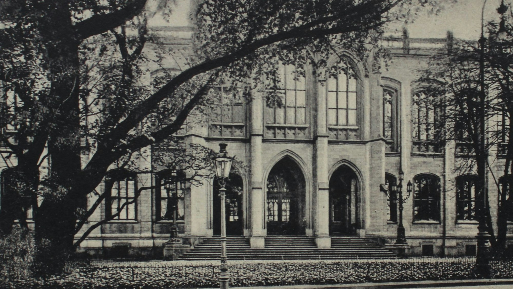 Wo heute das „Museum für Angewandte Kunst“ zu Hause ist, befand sich bis zum Zweiten Weltkrieg der erste Bau des Wallraf-Richartz-Museums.