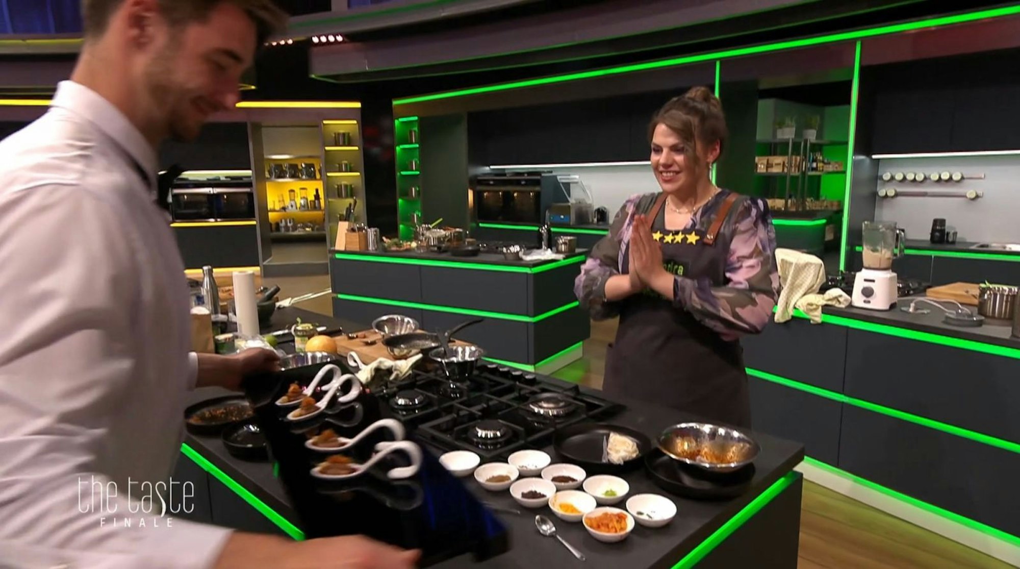 Erlösender Moment: Sandra freut sich, als sie ihren Löffel abgeben darf. (Bild: Joyn/Screenshot)