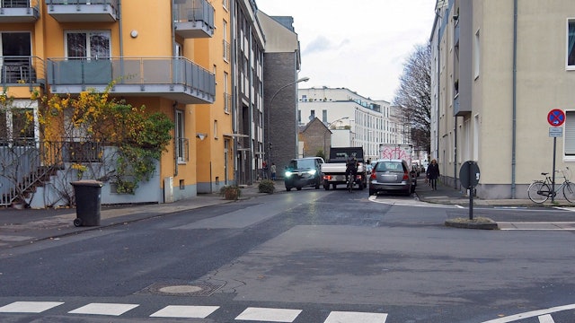 Die Raderberger Straße ist Anliegerstraße – trotzdem herrscht hier viel Durchgangsverkehr.