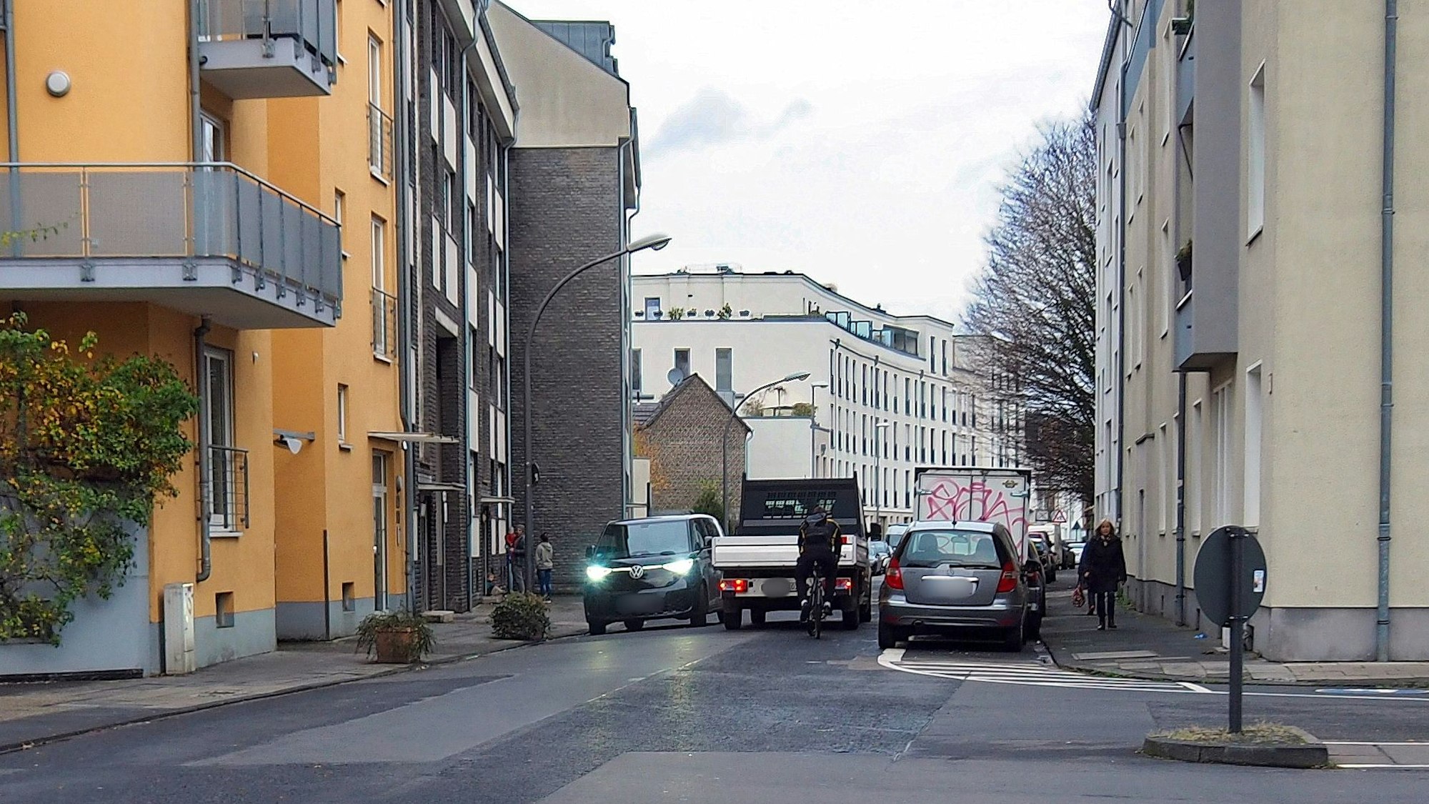 Die Raderberger Straße ist Anliegerstraße – trotzdem herrscht hier viel Durchgangsverkehr.