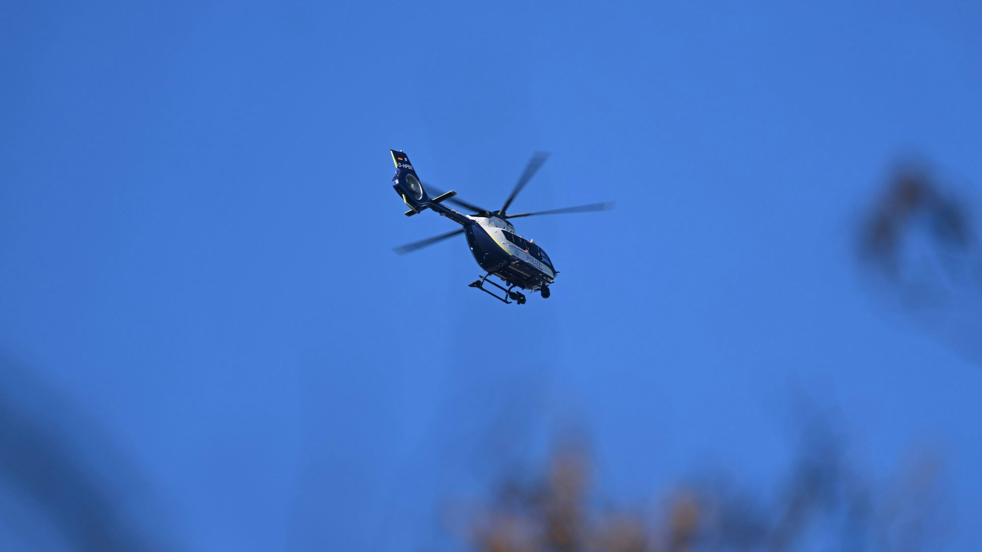 Ein Polizeihubschrauber im Einsatz. (Symbolfoto)