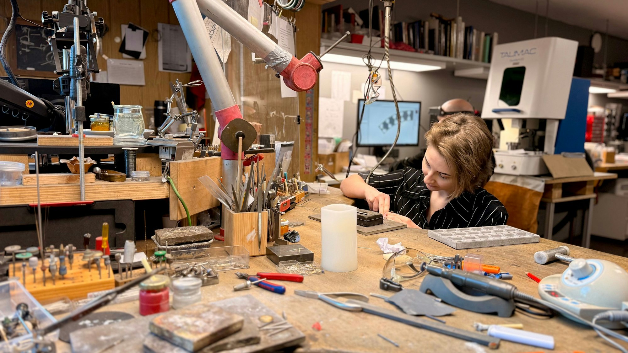 Der Arbeitsplatz in der Goldschmiede Drösser in Leverkusen.