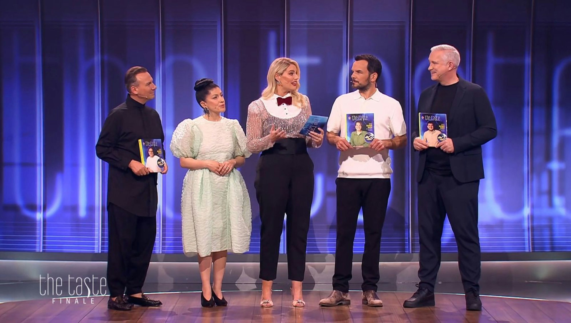 Letzte „The Taste“-Ausgabe in diesem Jahr: Im großen Finale geht es für die Teammitglieder um 50.000 Euro, ein Kochbuch und den Sieger-Löffel. Doch auf einen ganz persönlichen Triumph hoffen auch die vier Coaches - Tim Raue, Elif Oskan, Steffen Henssler und Alexander Herrmann. (Bild: Joyn/Screenshot)