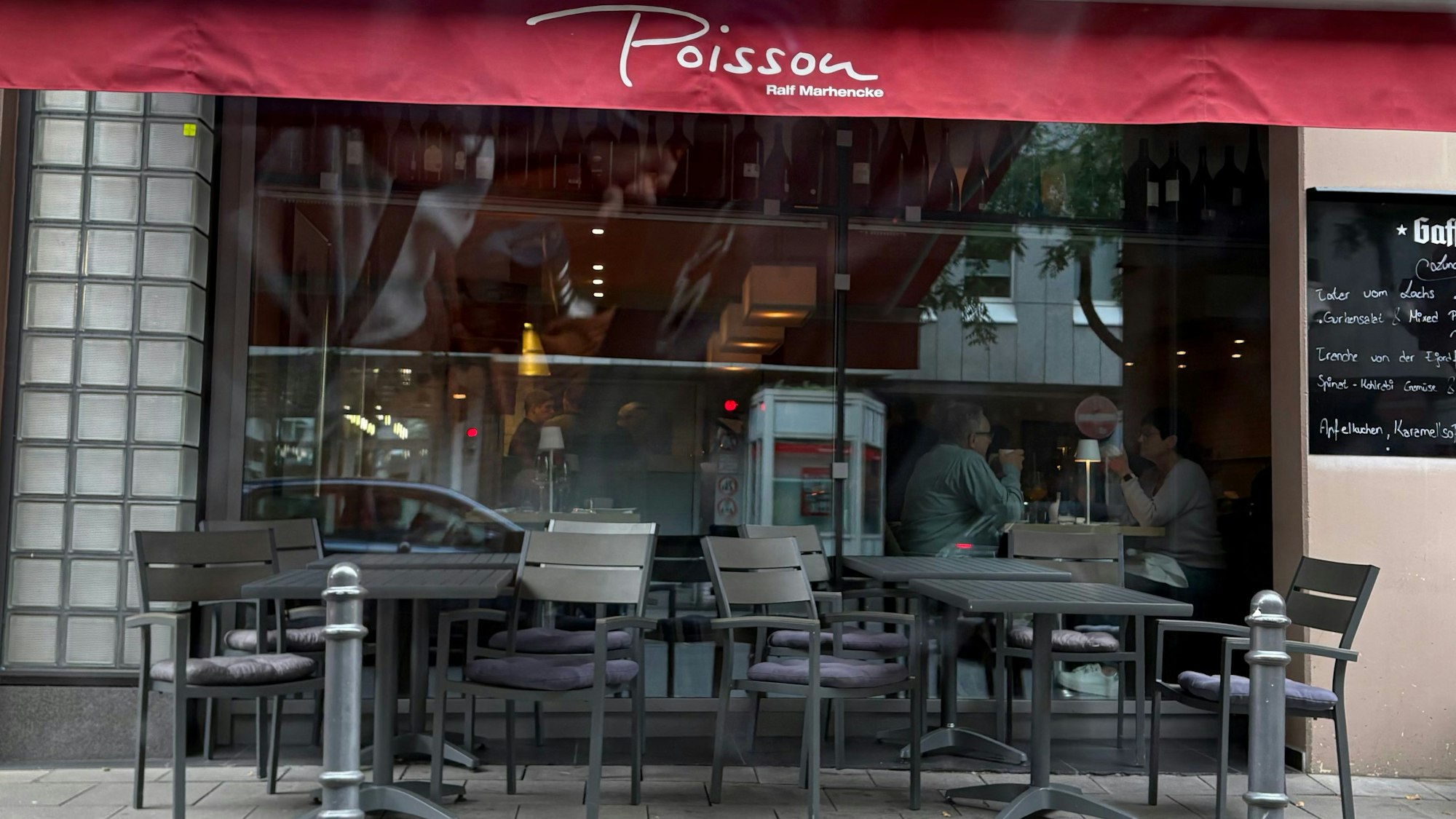 Das Restaurant Poisson mitten in der Innenstadt von außen.