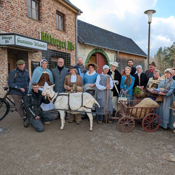 Das Team der „gespielten Geschichte“ im Freilichtmuseum hat sich zum Gruppenbild vor der Gaststätte Watteler aufgestellt.