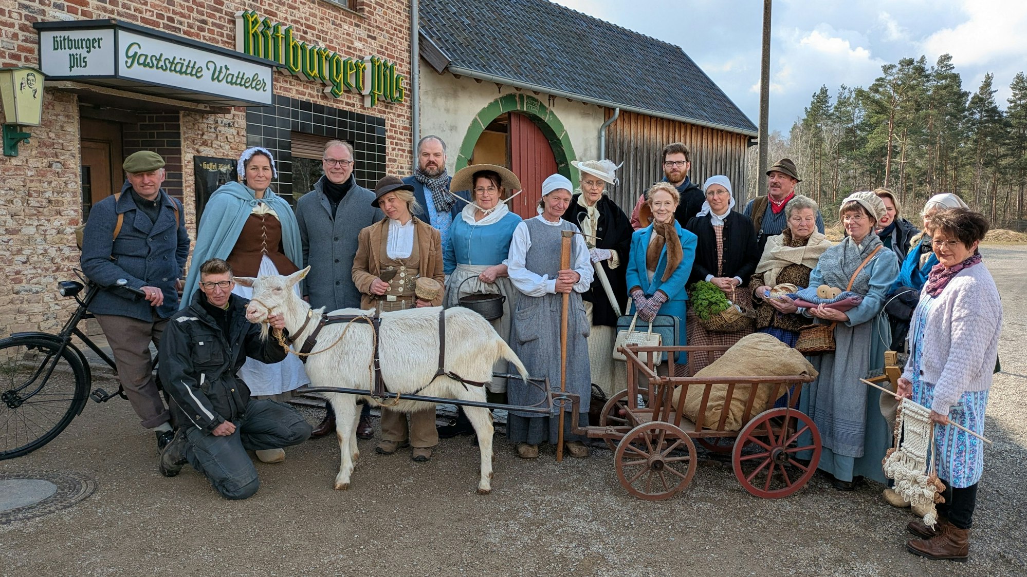 Das Team der „gespielten Geschichte“ im Freilichtmuseum hat sich zum Gruppenbild vor der Gaststätte Watteler aufgestellt.