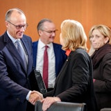 Bundeskanzler Friedrich Merz (CDU) und Bärbel Bas (SPD), Bundesministerin für Arbeit und Soziales und SPD-Parteivorsitzende, bei einer Sitzung des Bundeskabinetts im Bundeskanzleramt.
