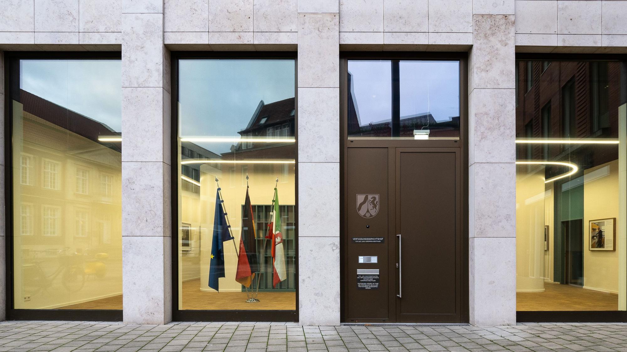 Auf dem Bild ist der Haupteingang des Verfassungsgerichtshof NRW in Münster zu sehen.