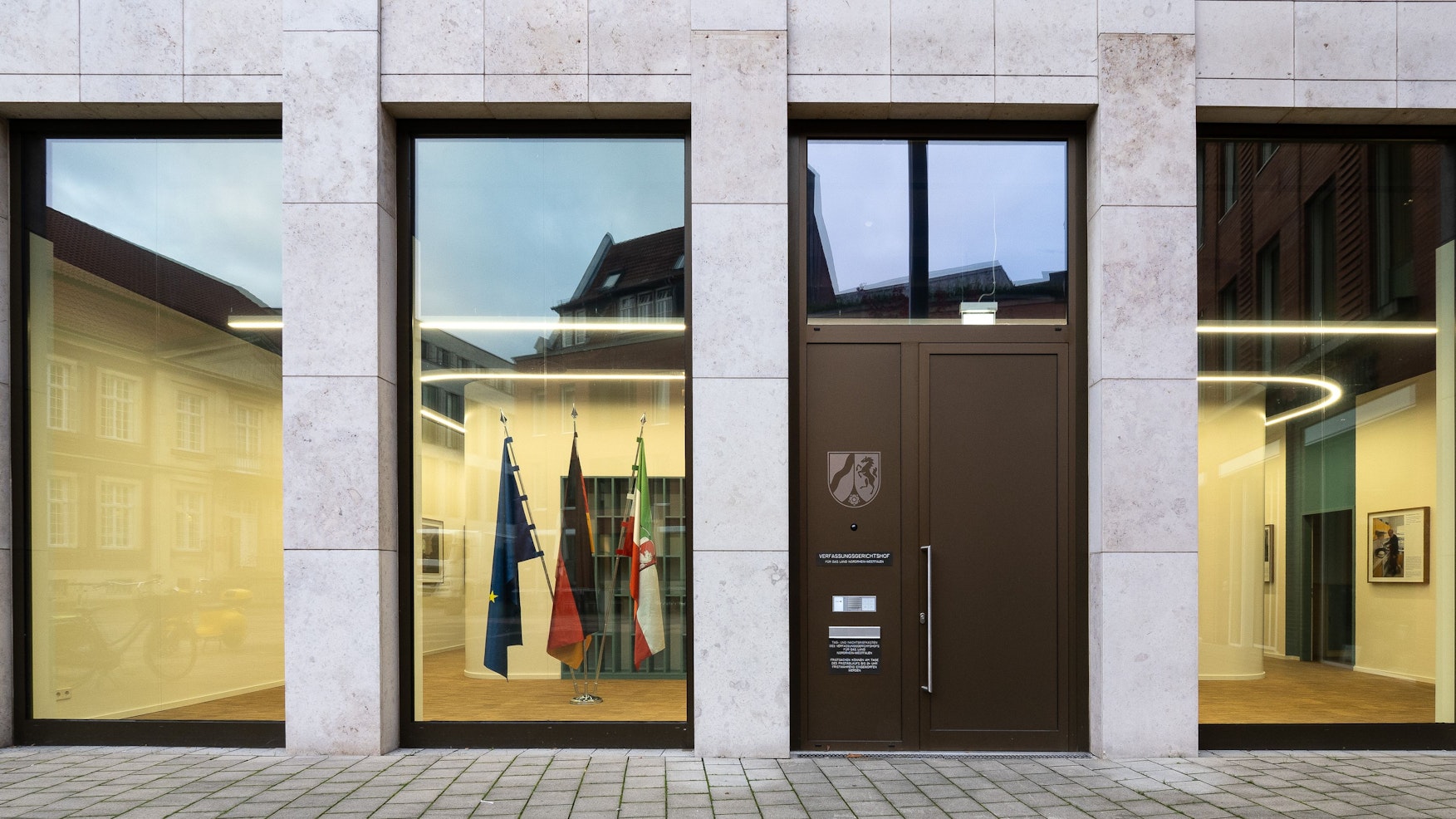 Auf dem Bild ist der Haupteingang des Verfassungsgerichtshof NRW in Münster zu sehen.