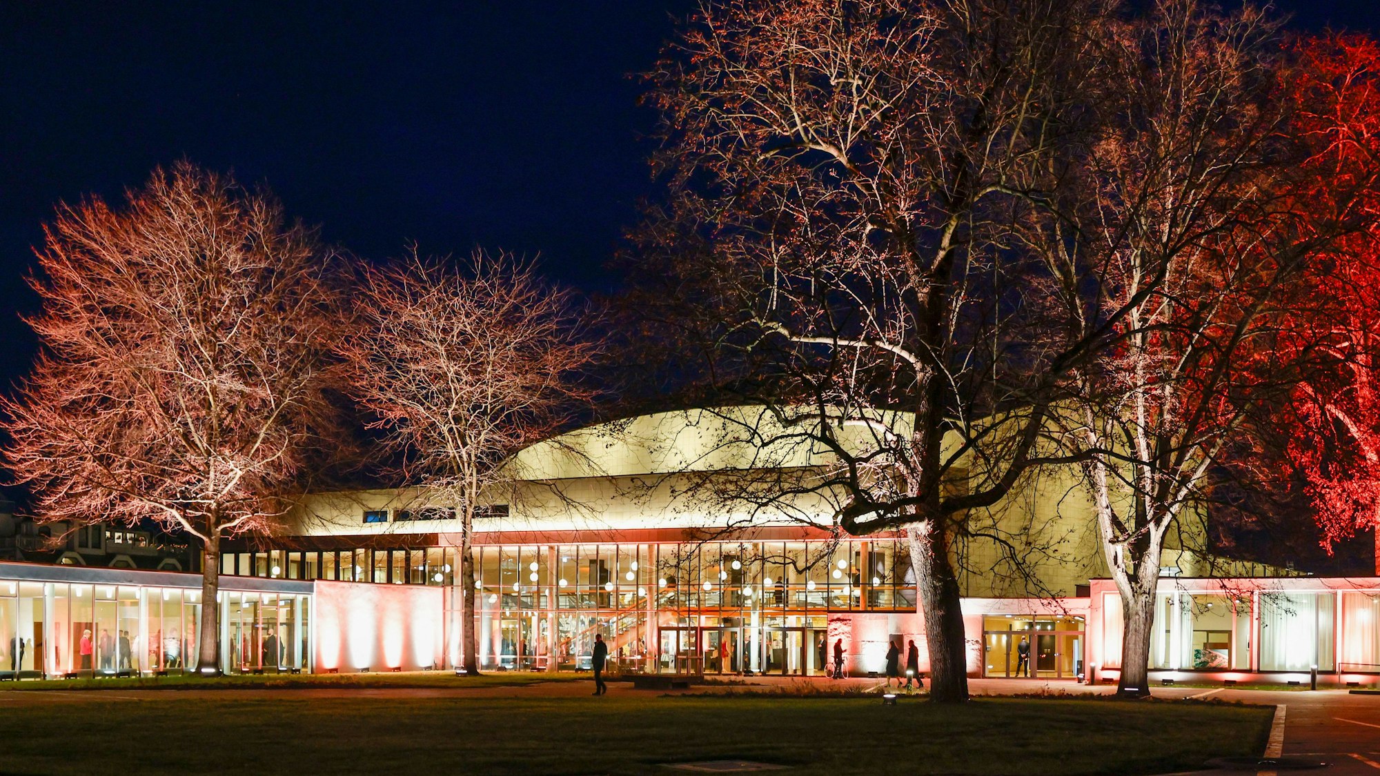 16.12.2025, Nordrhein-Westfalen, Bonn: Blick auf die wiedereröffnete farbig beleuchtete Beethovenhalle Bonn.