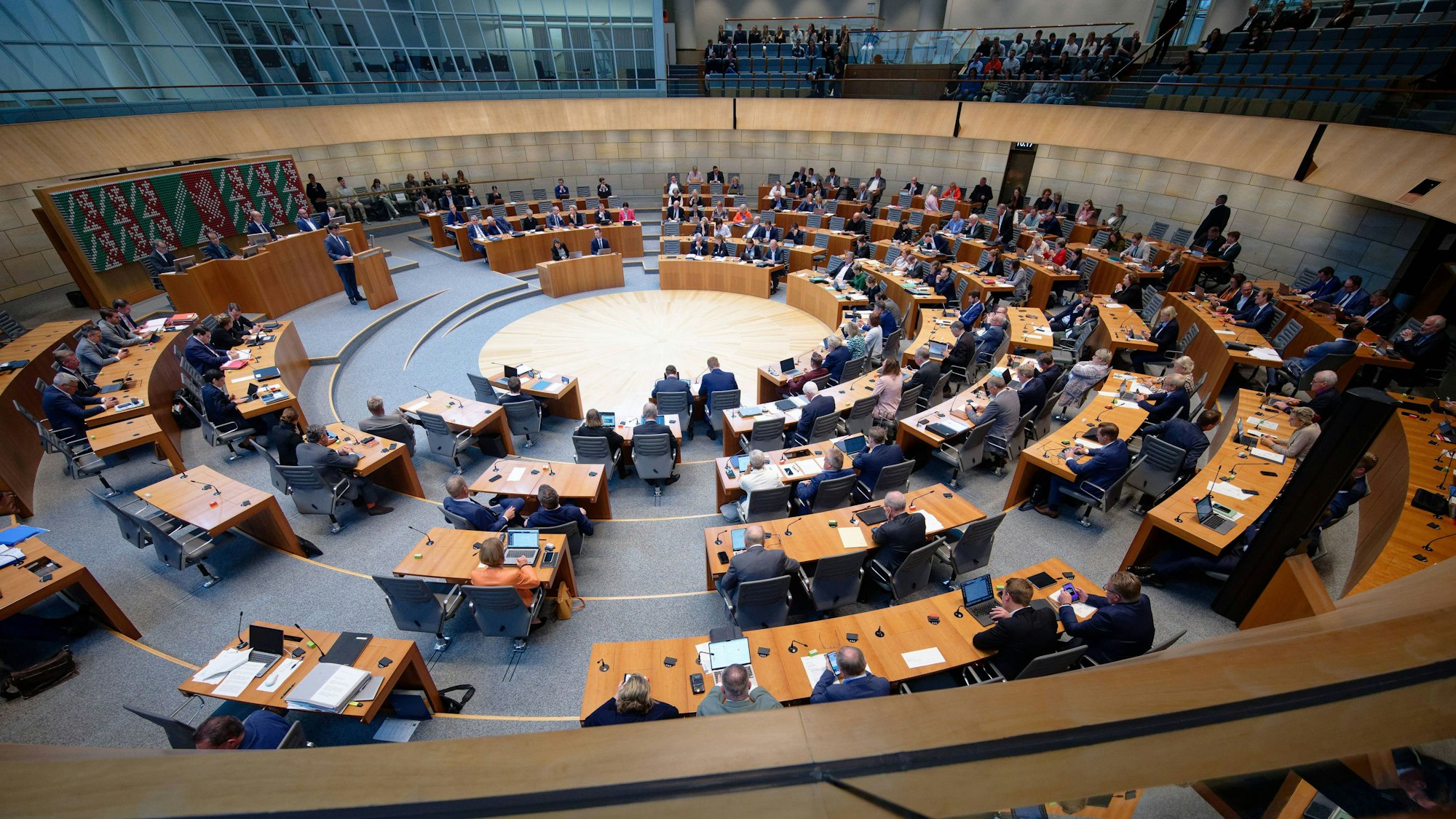 ARCHIV - 17.09.2025, Nordrhein-Westfalen, Düsseldorf: Abgeordnete sitzen bei der einer Plenarsitzung des Landtags von Nordrhein-Westfalen im Plenarsaal.